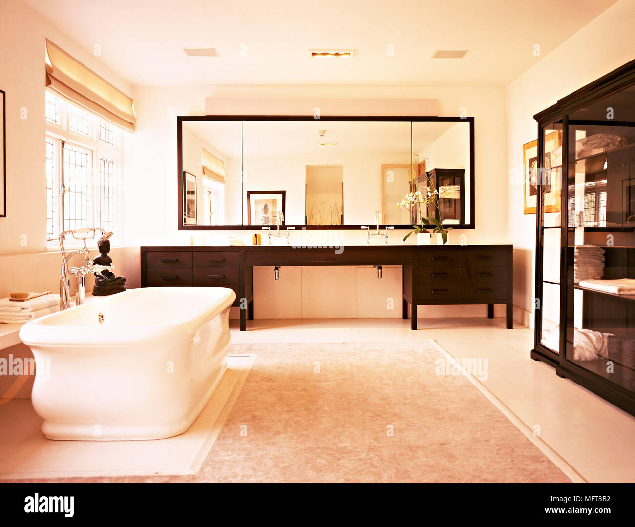 Moderne neutrale Badezimmer freistehende Badewanne Waschbecken in ... Moderne neutrale Badezimmer freistehende Badewanne Waschbecken in ...
