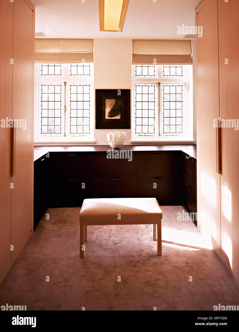 Moderne Schminktisch gepolsterten Hocker Einbauschränken Innenräume Zimmer verbleites Licht windows Schränke Stockfoto