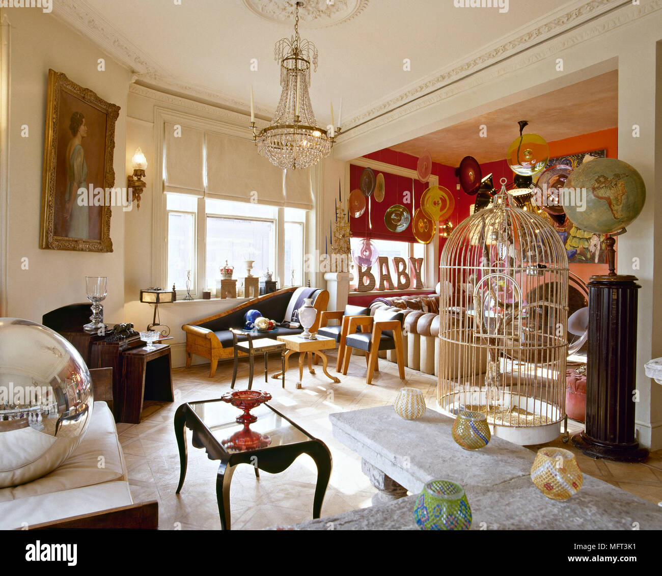 Dramatische eklektische Wohnzimmer individuelle Möbelstücke ungewöhnliche Artefakte Innenräume Zimmer mixed Styles arty Stockfoto