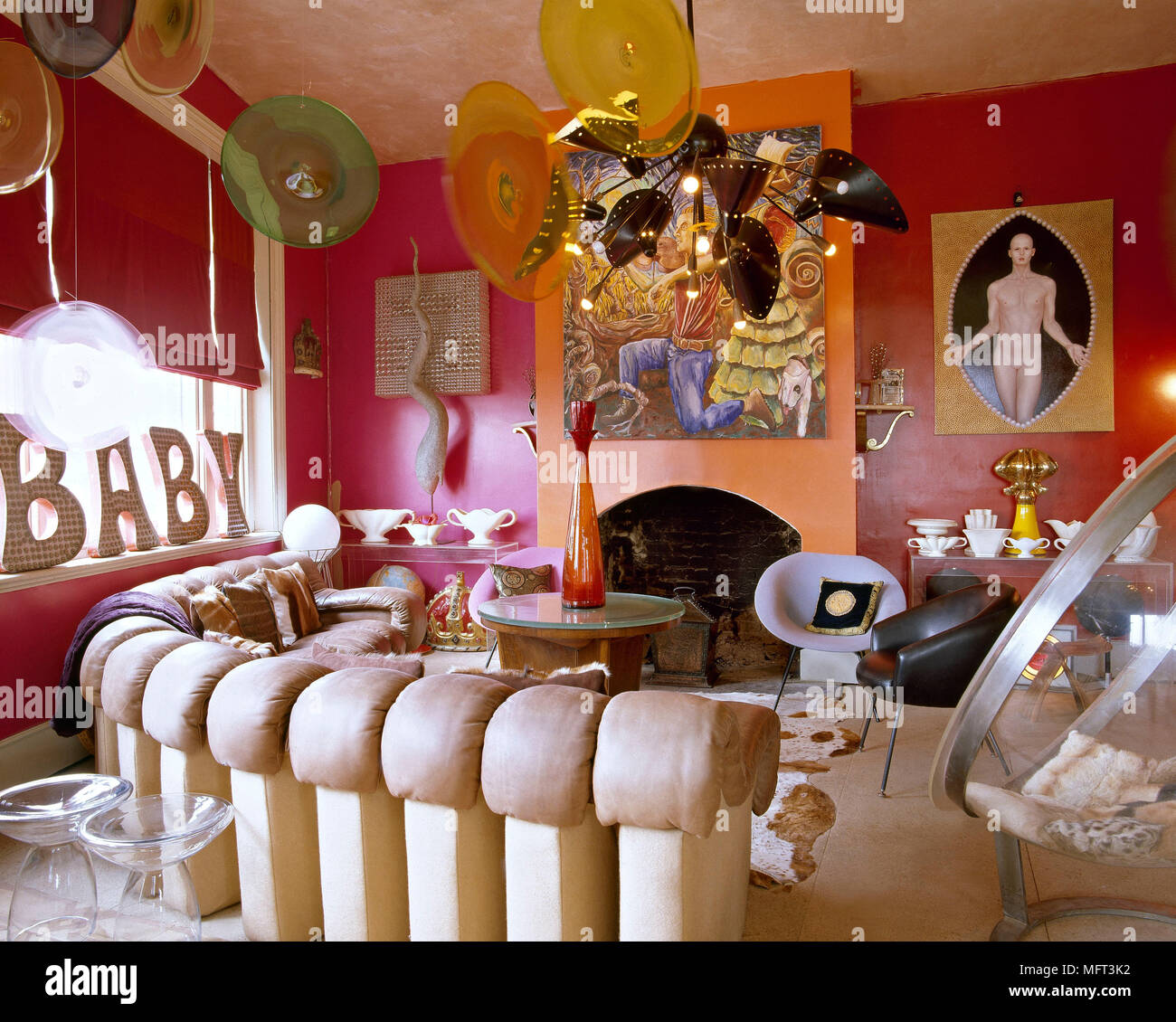 Dramatische eklektische Wohnzimmer individuelle Möbelstücke ungewöhnliche Artefakte Innenräume Zimmer mixed Styles bold satten Farben moderne arty Stockfoto