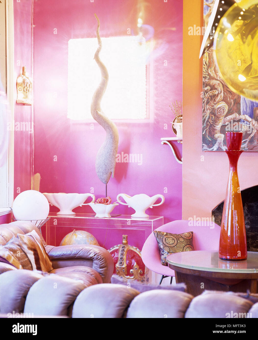 Dramatische eklektische Wohnzimmer individuelle Möbelstücke ungewöhnliche Artefakte Innenräume Zimmer mixed Styles bold satten Farben moderne arty Stockfoto