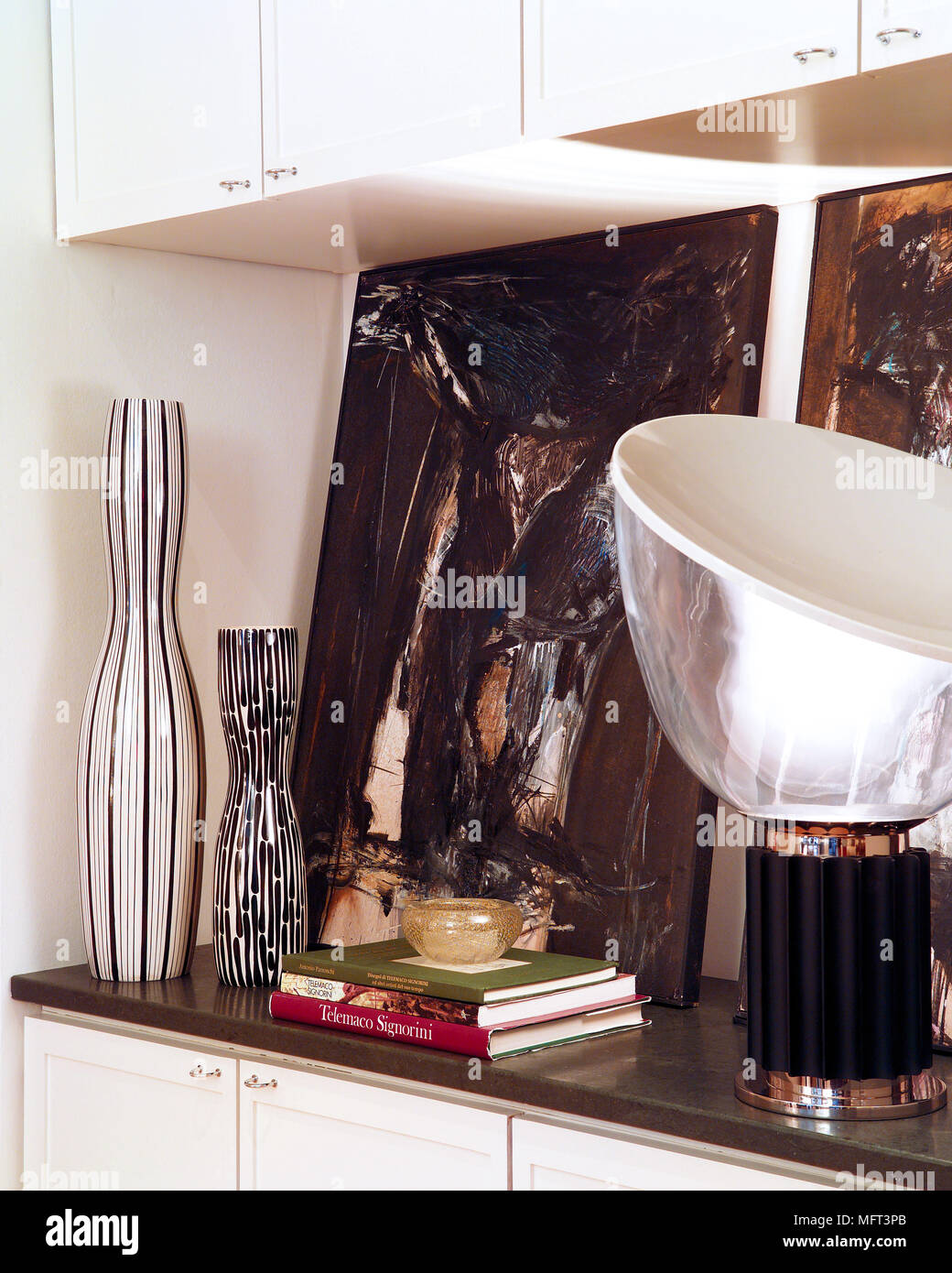 In schränken Schwarz top Keramik Vasen abstrakten Gemälden lampe Interieur Detail moderne Beleuchtung gebaut Stockfoto