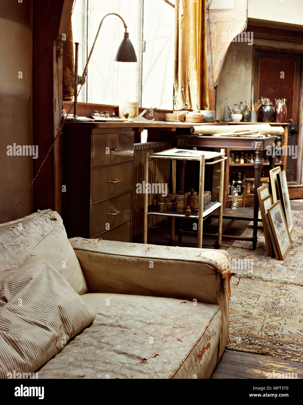 https://c8.alamy.com/compde/mft3t0/kunstler-studio-mit-einem-altmodischen-traditionelle-atmosphare-kunst-materialien-malerei-sofa-interieur-abgenutzte-zimmer-studios-arbeitsraume-raume-zeitraum-distressed-fea-mft3t0.jpg