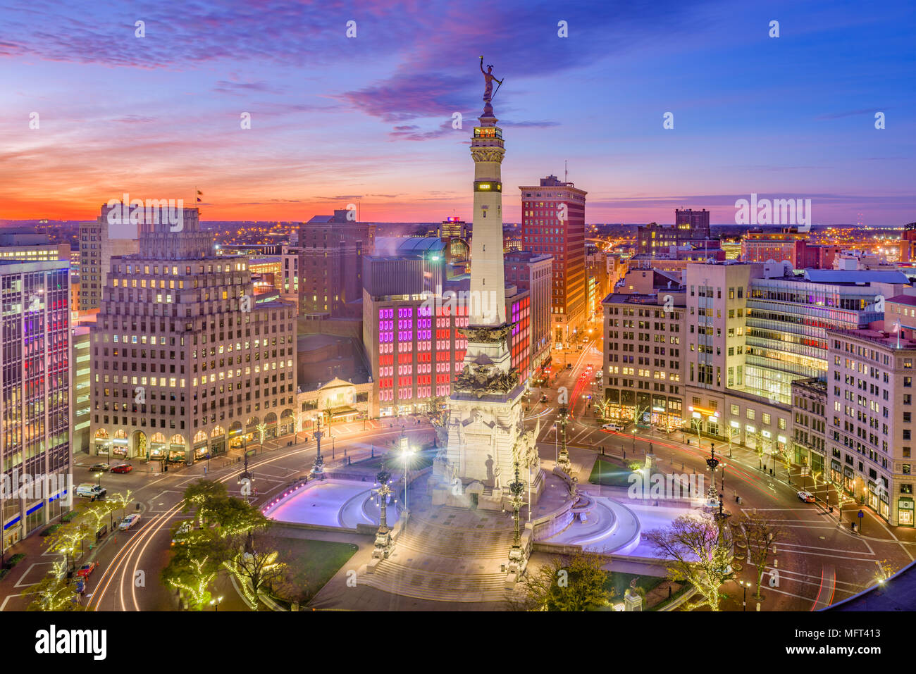 Indianapolis, Indiana, USA downtown Stadtbild über Monument Circle in der Abenddämmerung. Stockfoto