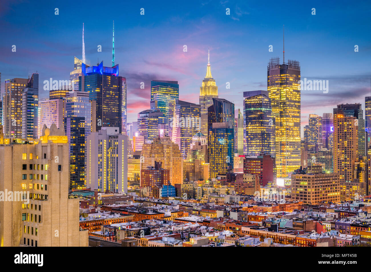 New York, New York, USA Midtown Manhattan Skyline von Hell's Kitchen am Abend. Stockfoto