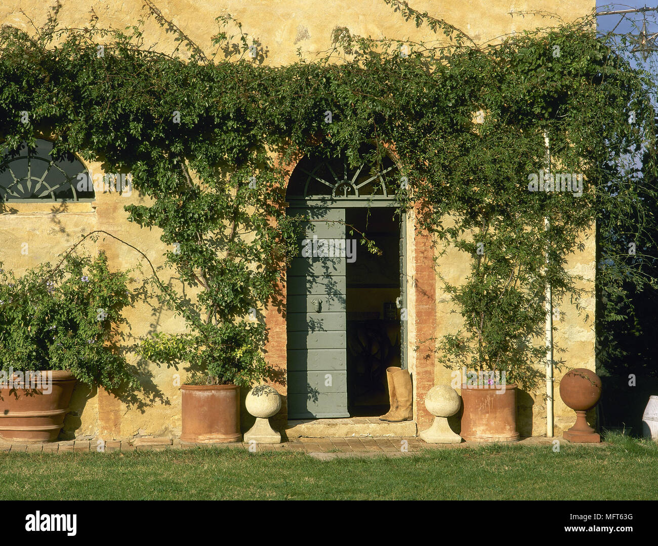 Die Außenseite des italienischen Villa mit Blumentöpfe draußen und Kletterpflanze an den Wänden. Stockfoto