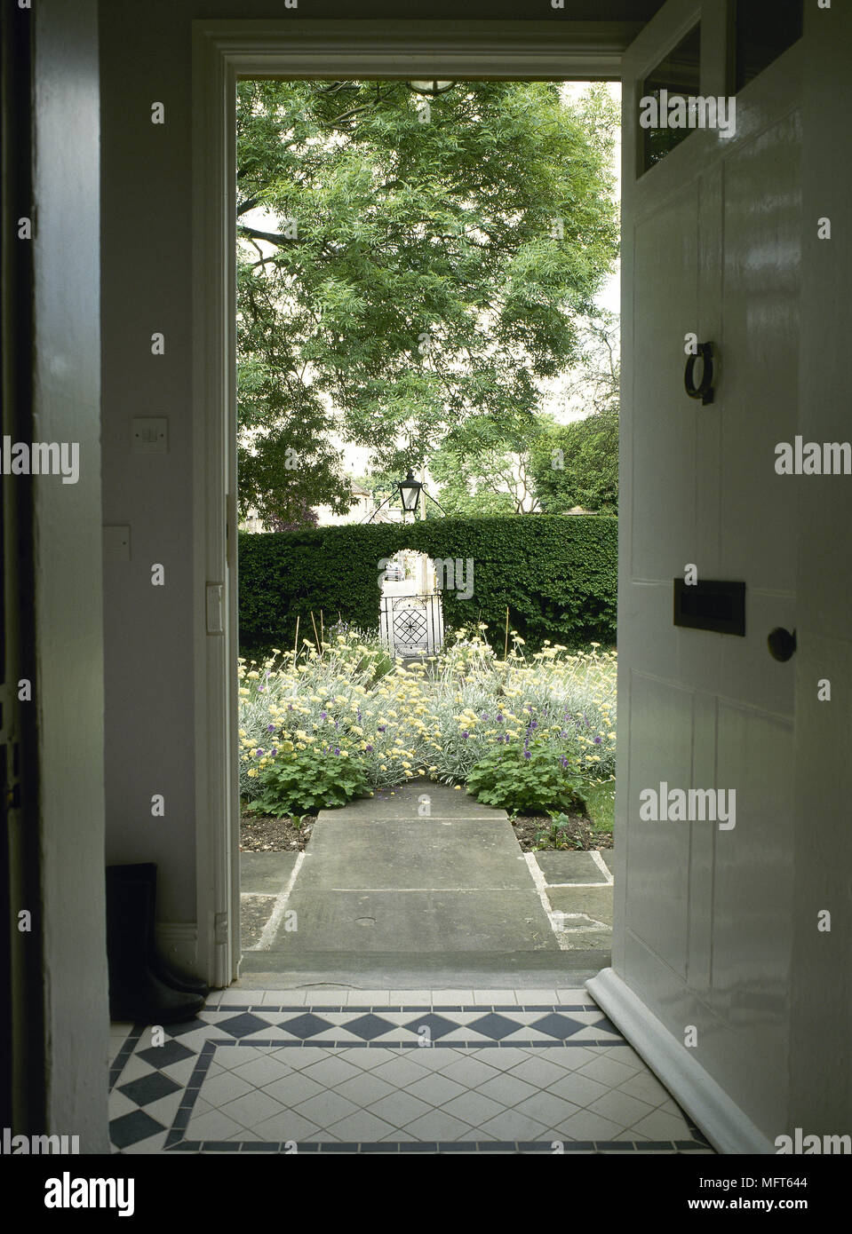 Vordere Tür Eingangsbereich mit offener Tür und Blick auf den Garten hinaus, bis zu schließen, Stockfoto