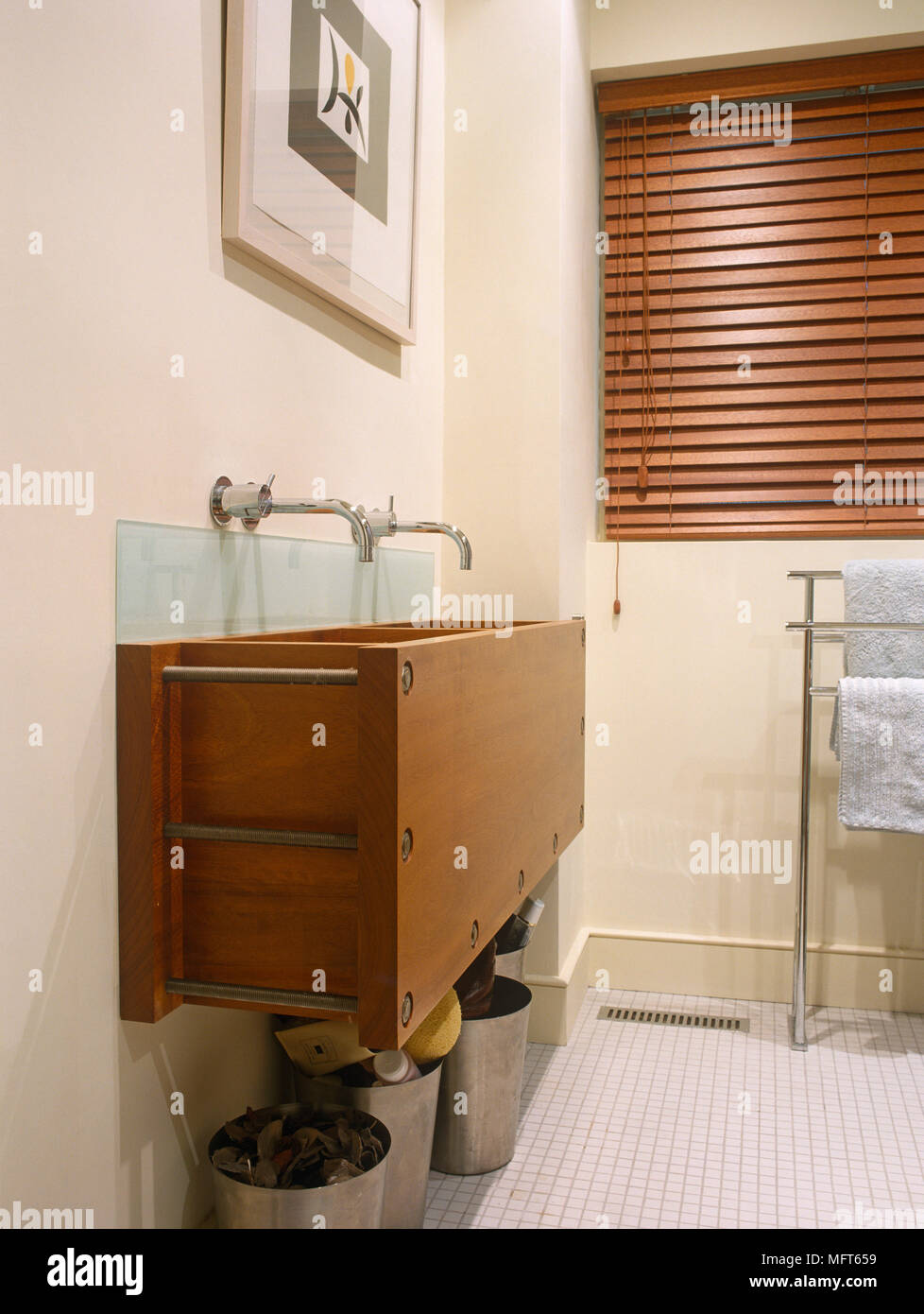 Armaturen über Wand hölzernen Trog Waschbecken im Bad montiert Stockfoto
