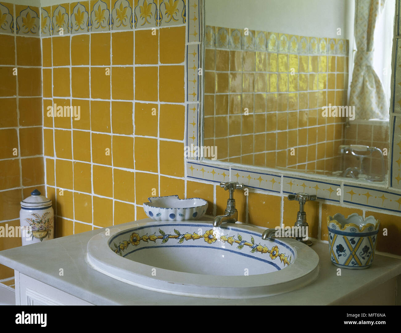 Land Bad detail gelben Fliesen Waschbecken Keramik dekoriert in Marmor  Interieur Badezimmer Waschbecken set Stockfotografie - Alamy