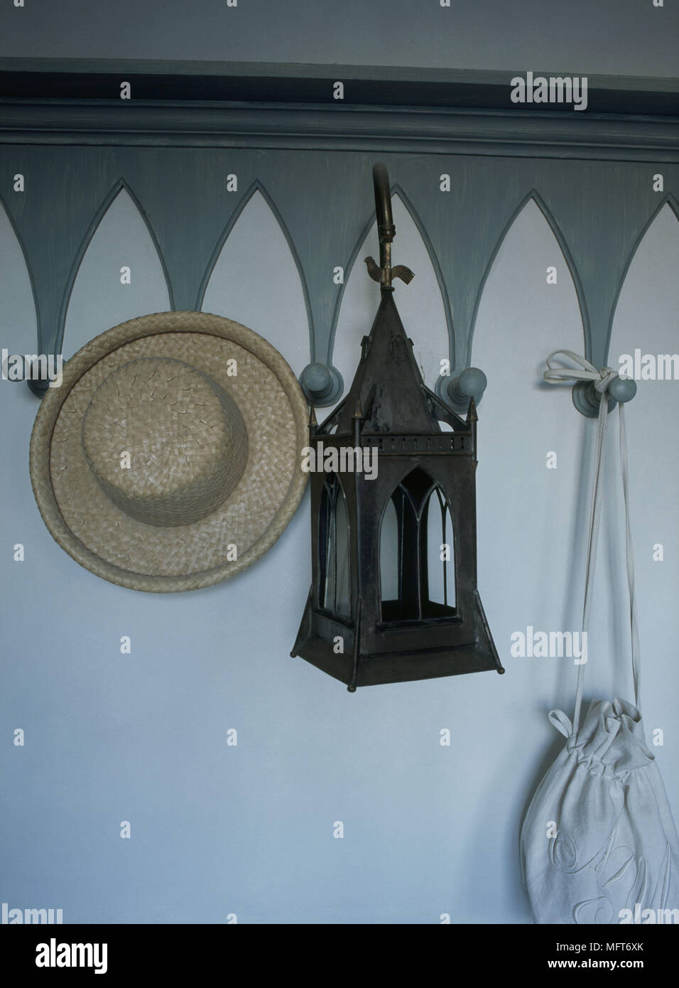 Ein Detail einer bemalten gotischen Stil Gesims mit Drehknöpfen peg Stockfoto