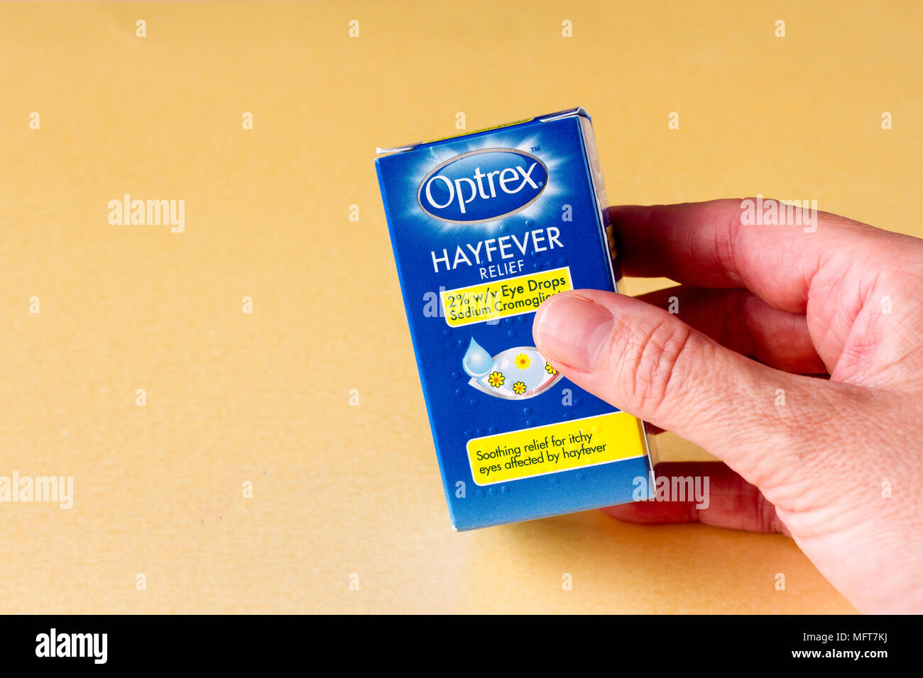Weibliche Hand, die eine Box mit Optrex Heuschnupfen Allergie Auge Tropfen, Vereinigtes Königreich Stockfoto
