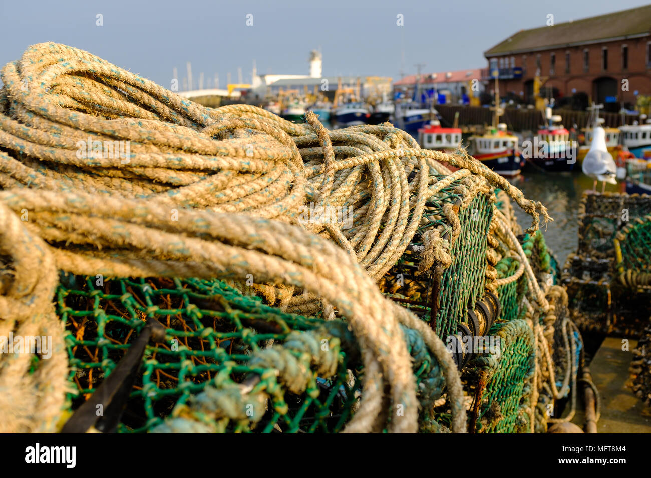 SCARBOROUGH, ENGLAND - 21. April: Hummer Töpfe in Scarborough Fischerhafen gestapelt. In Scarborough, England. April 2018 21. Stockfoto