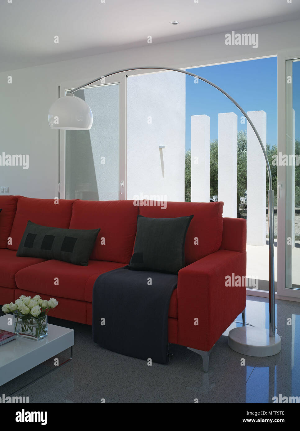 Arc Stehleuchte über den roten Sofa in der modernen Wohnzimmer Stockfoto