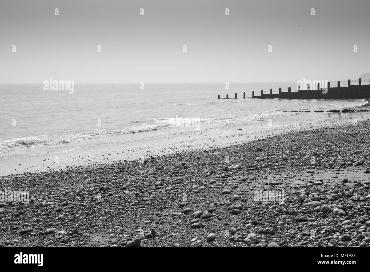 Schwarze und weiße Schuß auf den Strand und eine groyne in Eastbourne, East Sussex Stockfoto