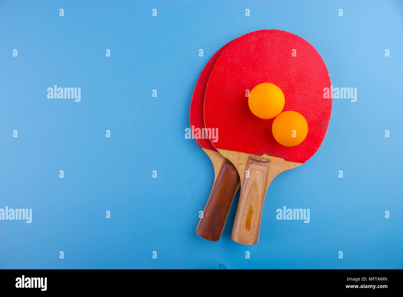 Tischtennis Schläger und Bälle auf blauem Hintergrund Stockfoto
