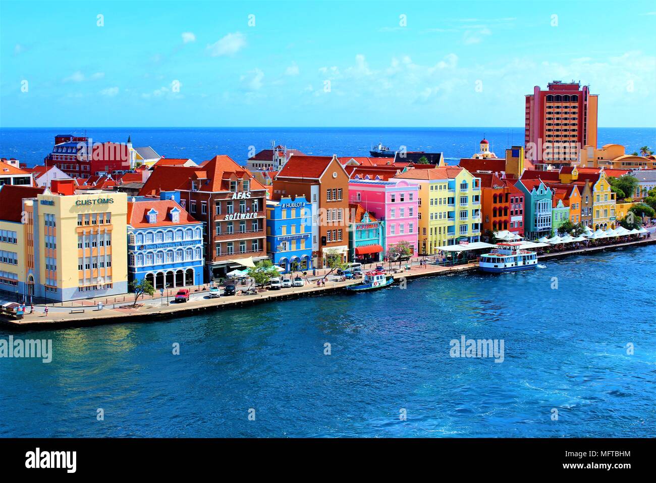 WILLEMSTAD, Curacao - FEBRUAR 2018: Ein Blick auf die Innenstadt von Willemstad von der Spitze eines Kreuzfahrtschiffs in Willemstad Hafen angedockt. Stockfoto