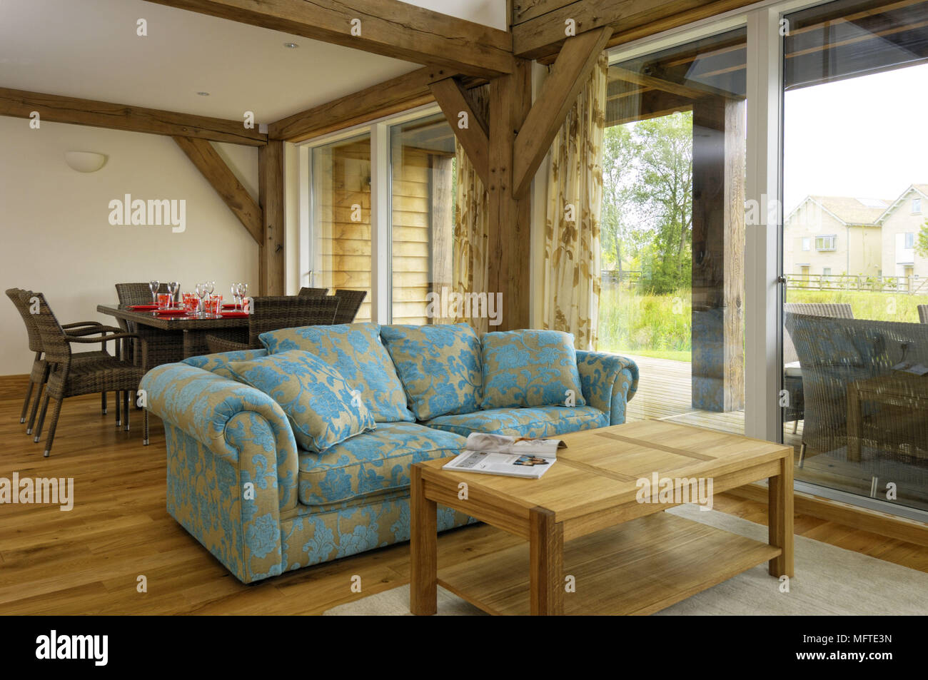 Holz- Tisch vor gepolstertes Sofa im Landhausstil Wohnzimmer Stockfoto