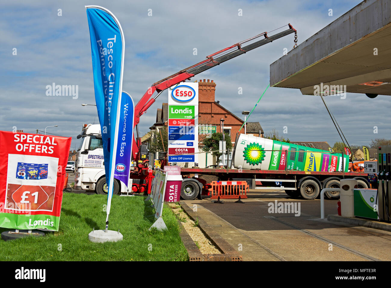 Ersetzen BP Zeichen mit Esso Schild an einer Tankstelle in Peterborough, Cambridgeshire, England, Großbritannien Stockfoto