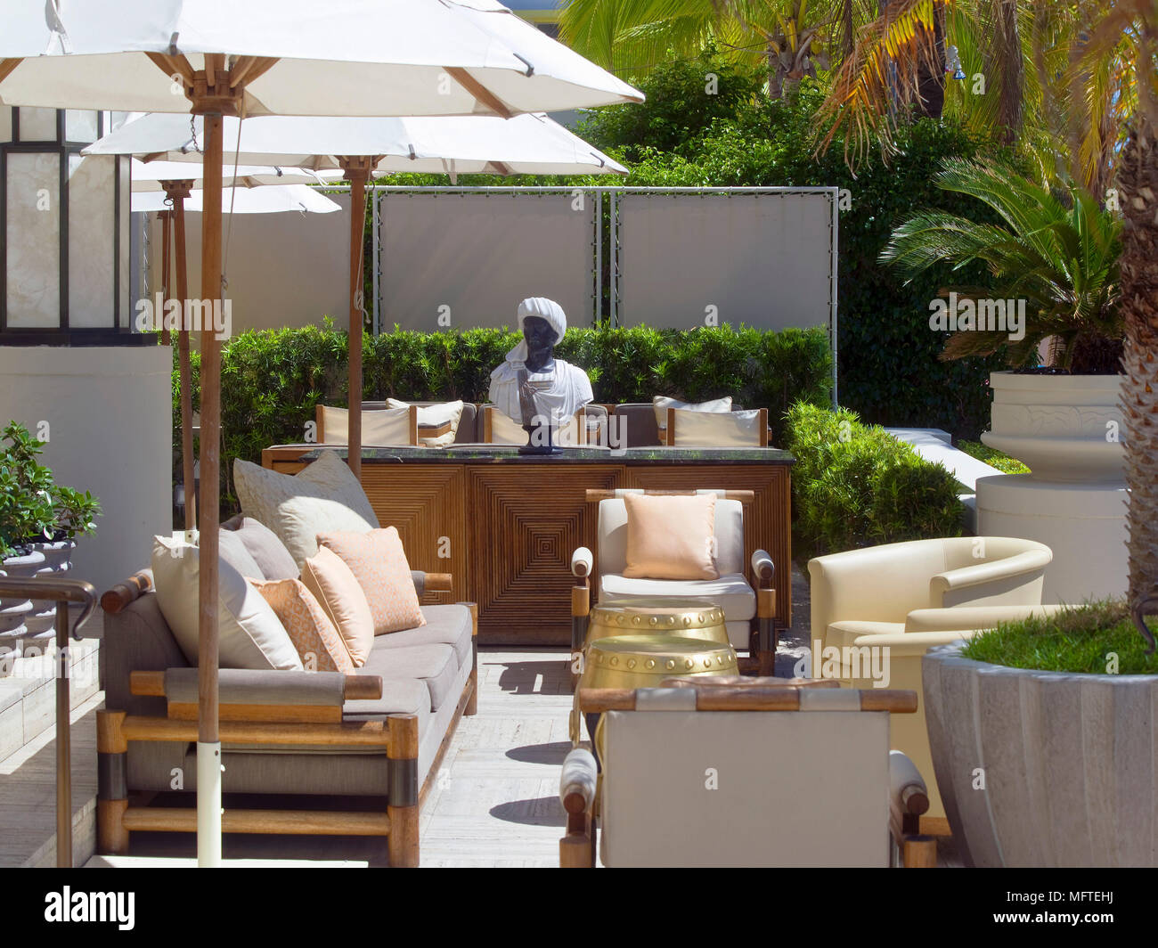 Sitzgelegenheiten rund um Tabellen auf der Terrasse angeordnet Stockfoto