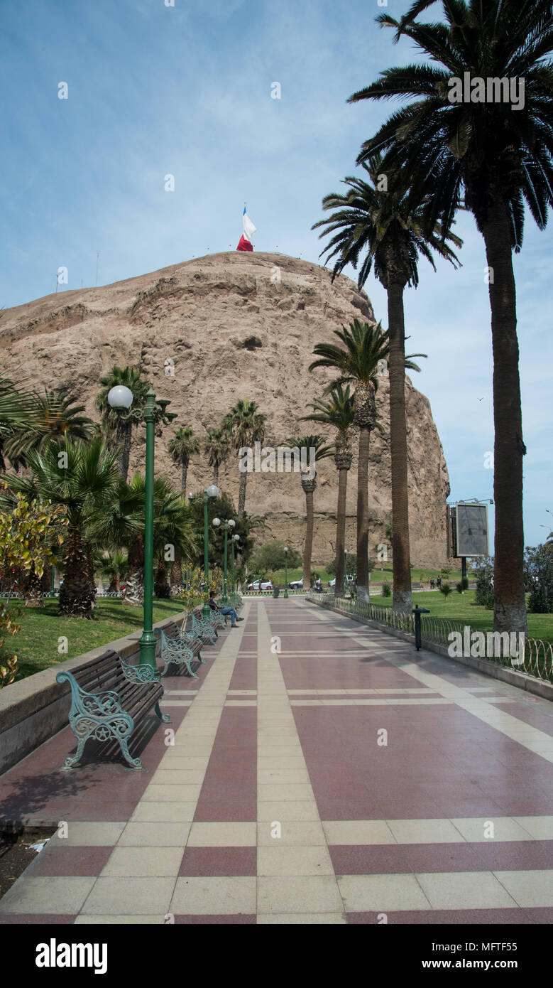 Promenade am Meer in Arica Chile mit der Festung auf dem Hügel Stockfoto