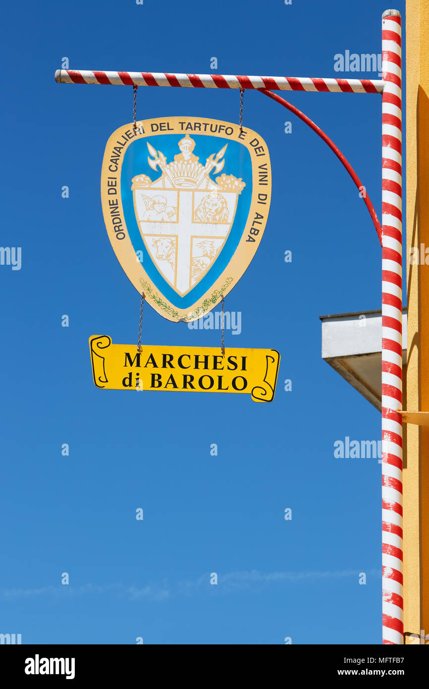 Marchesi di Barolo Wappen in einem sonnigen Sommertag, blauer Himmel in Piemont, Barolo, Italien Stockfoto
