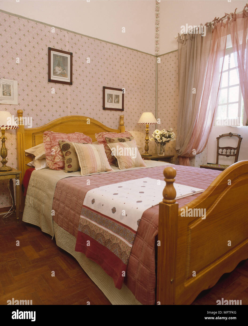 Schlafzimmer Kiefer Kiefer Doppelbett in rosa Schlafzimmer Stockfotografie Alamy