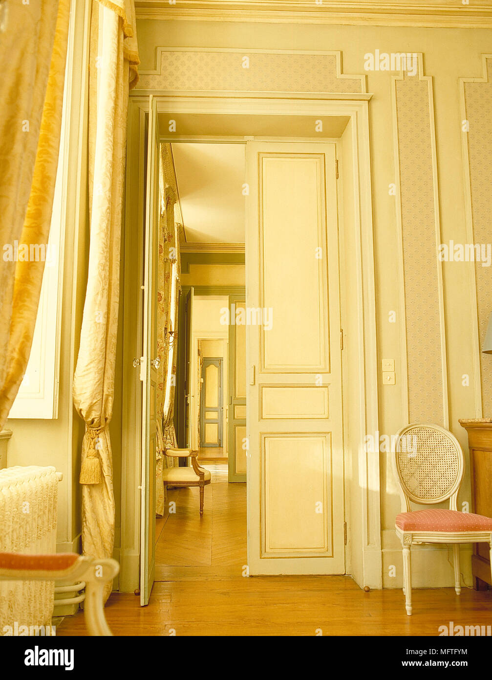 Blick durch die offene Tür in die opulente Zimmer Stockfoto