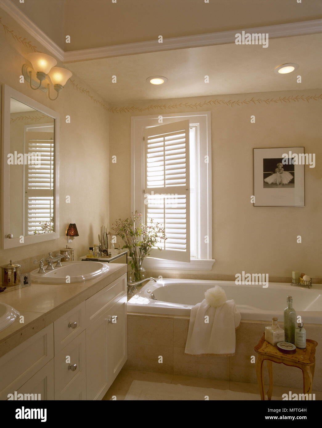 Modernes Badezimmer Badewanne/Waschbecken in Einheit Fensterläden Interieur Bäder Bäder Waschbecken warmen Farben Speicher Stockfoto