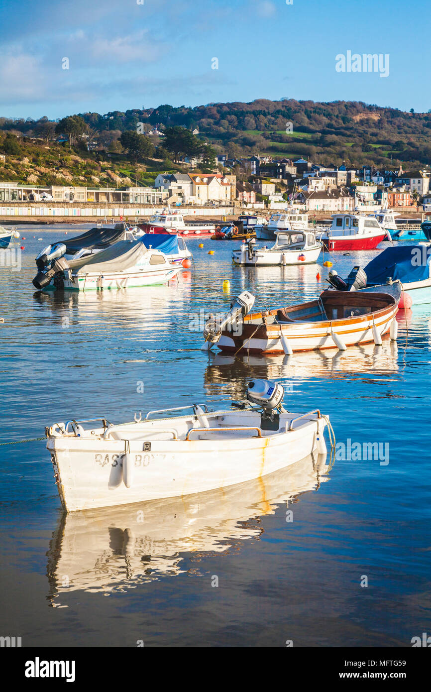 Am frühen Morgen auf den Hafen von Lyme Regis in Dorset, Großbritannien. Stockfoto
