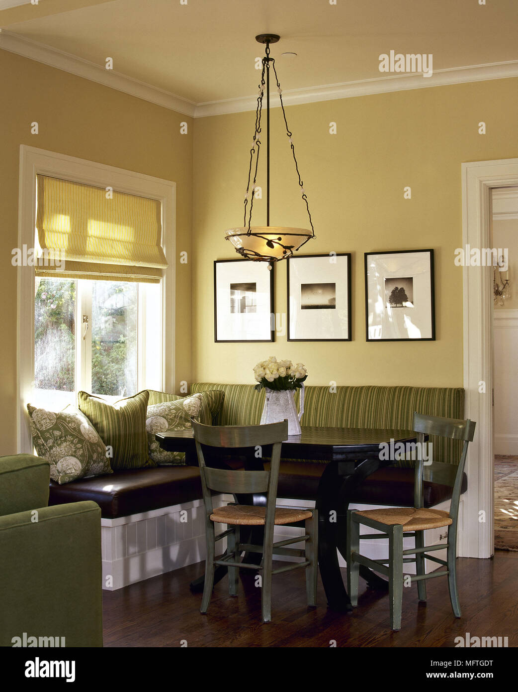 Traditionelle Gelb Esszimmer Ecke Sitzbanke Tisch Stuhle Innenraume Zimmer Sonnige Bold Helle Farben Stockfotografie Alamy