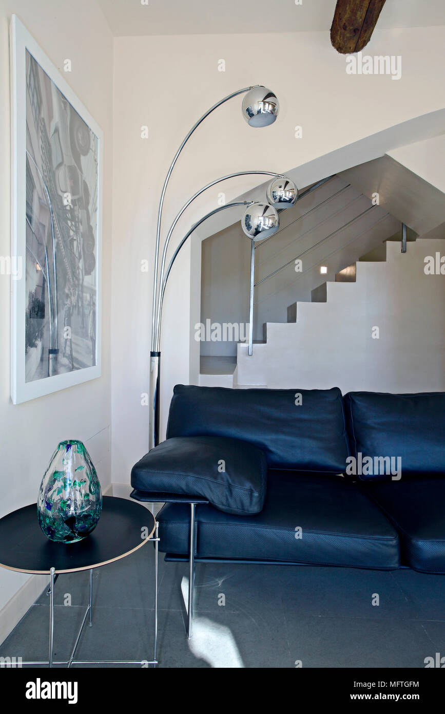 Arc Stehleuchte neben leder Sofa in moderne Wohnzimmer Stockfoto ... Arc Stehleuchte neben leder Sofa in moderne Wohnzimmer Stockfoto ...