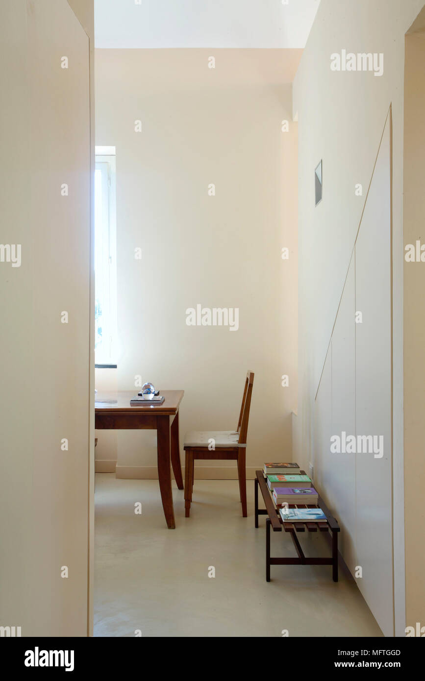 Blick durch die offene Tür zu Tisch und Stuhl in der modernen Zimmer Stockfoto