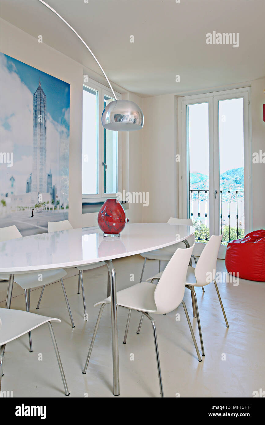 Weißer Tisch und Stühle in dem modernen Speisesaal Stockfoto