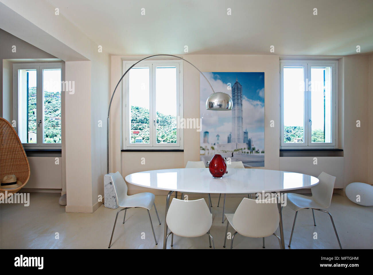 Weißer Tisch und Stühle in dem modernen Speisesaal Stockfoto