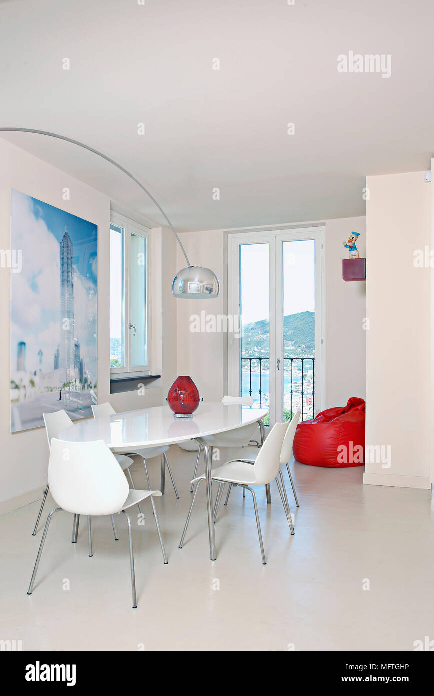 Weißer Tisch und Stühle in dem modernen Speisesaal Stockfoto