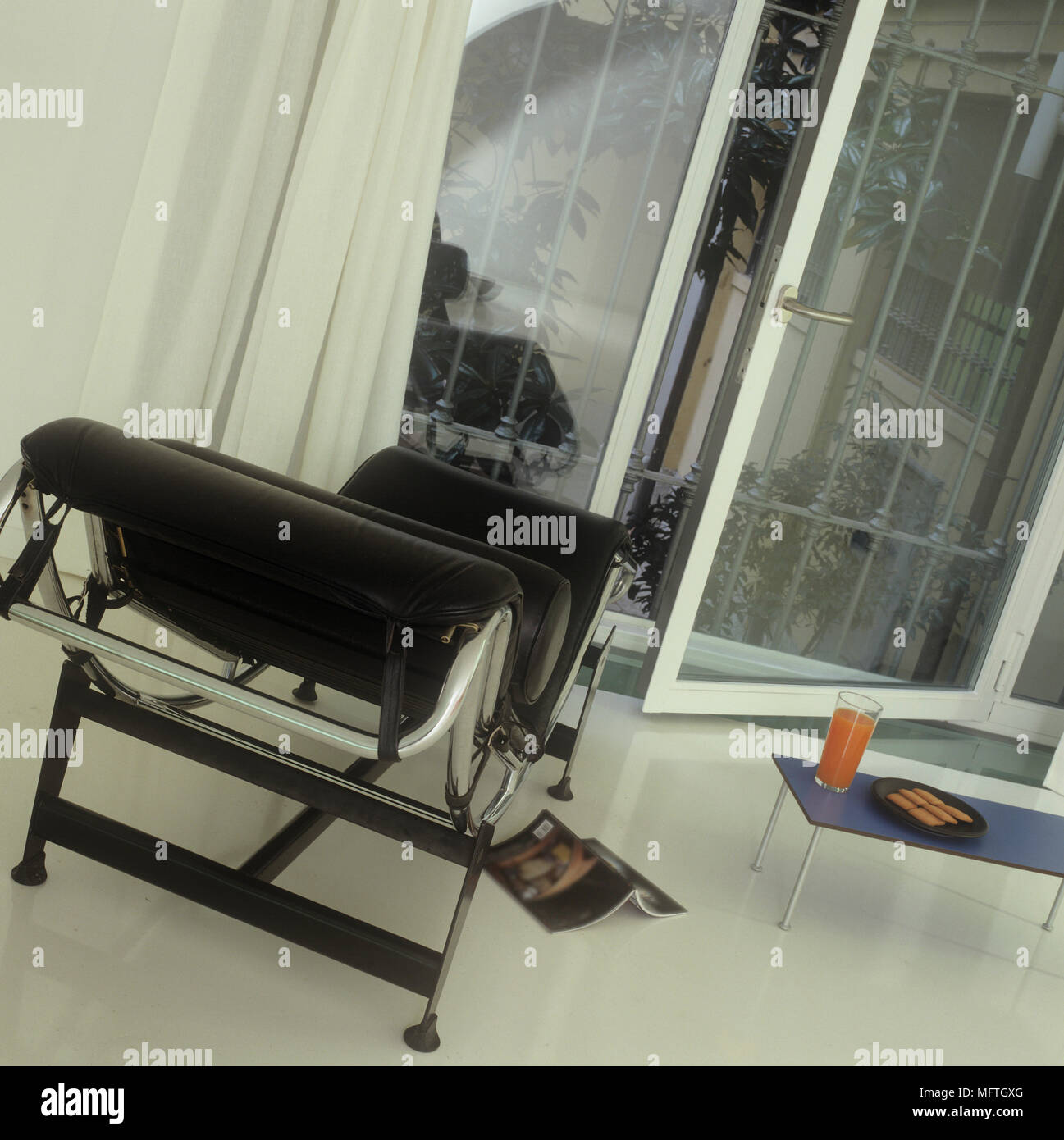 Leder chaiselongue vor Glastüren außerhalb Bereich. Stockfoto