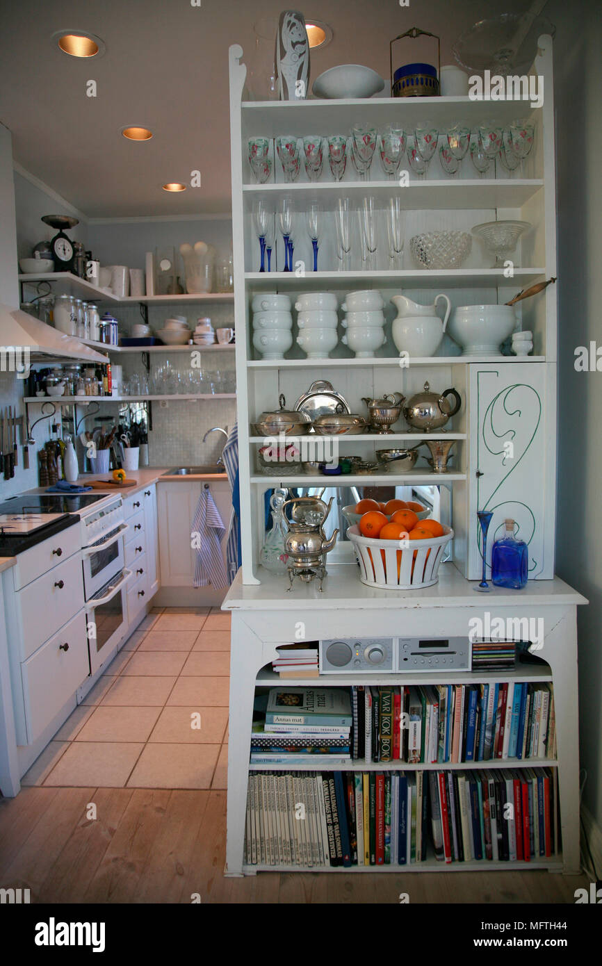 Glaswaren und Geschirr in den freistehenden Regal in der Küche  Stockfotografie - Alamy