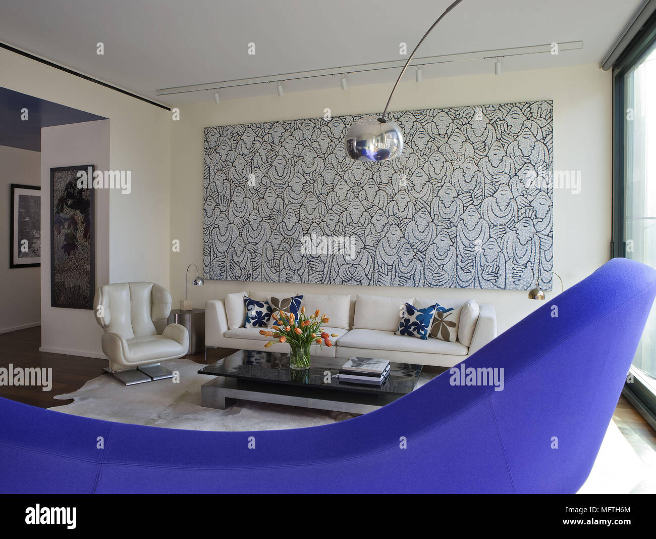 Tisch vor Sofa in moderne Wohnzimmer Stockfoto