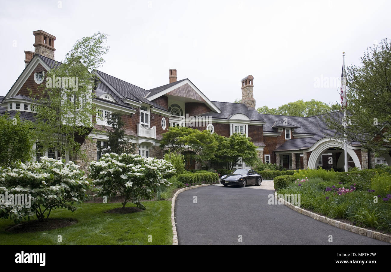 Die Außenseite des Grand House mit Sport Auto in der Einfahrt Stockfoto