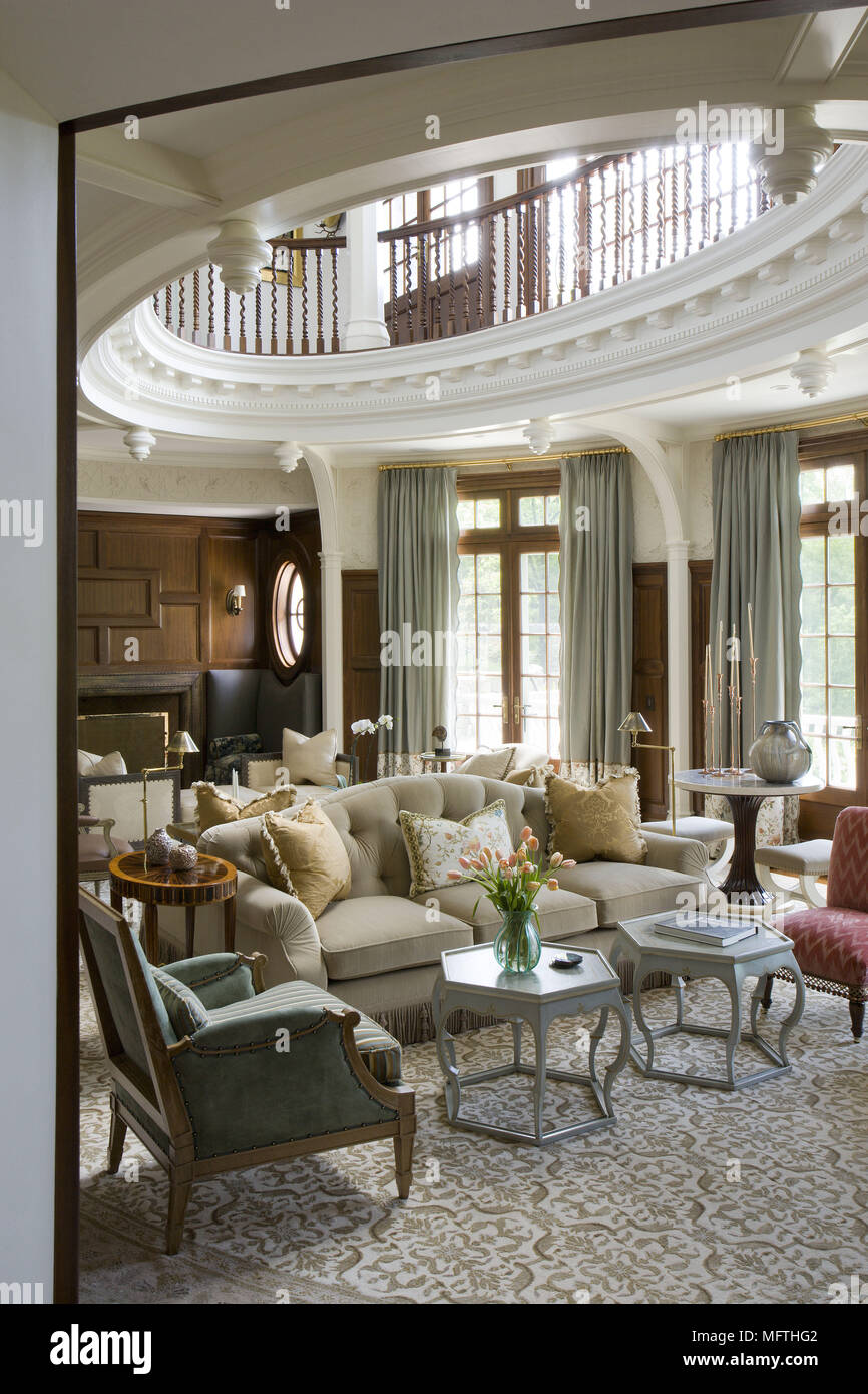 Im Geraumigen Wohnzimmer Mit Opulenten Atrium Gepolstert Stockfotografie Alamy
