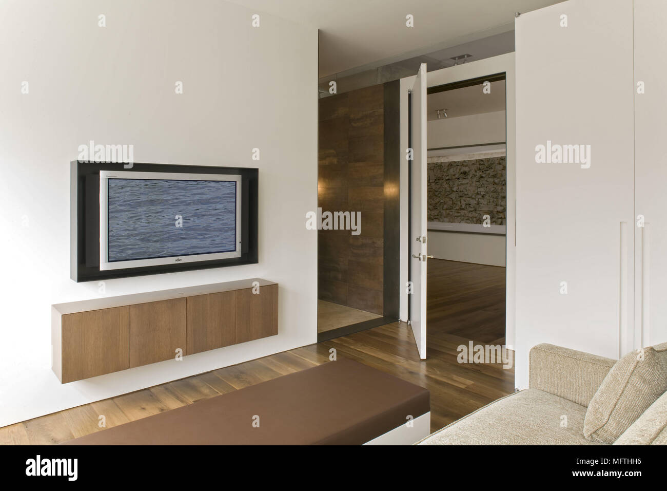 An Der Wand Montierte Fernseher Sofa In Moderne Wohnzimmer Stockfotografie Alamy