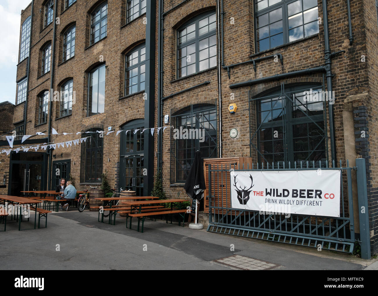 Bier Händler Tippen Ausschank, Handwerk Bier Bar und Bier shop in Hackney Wick, East London Stockfoto
