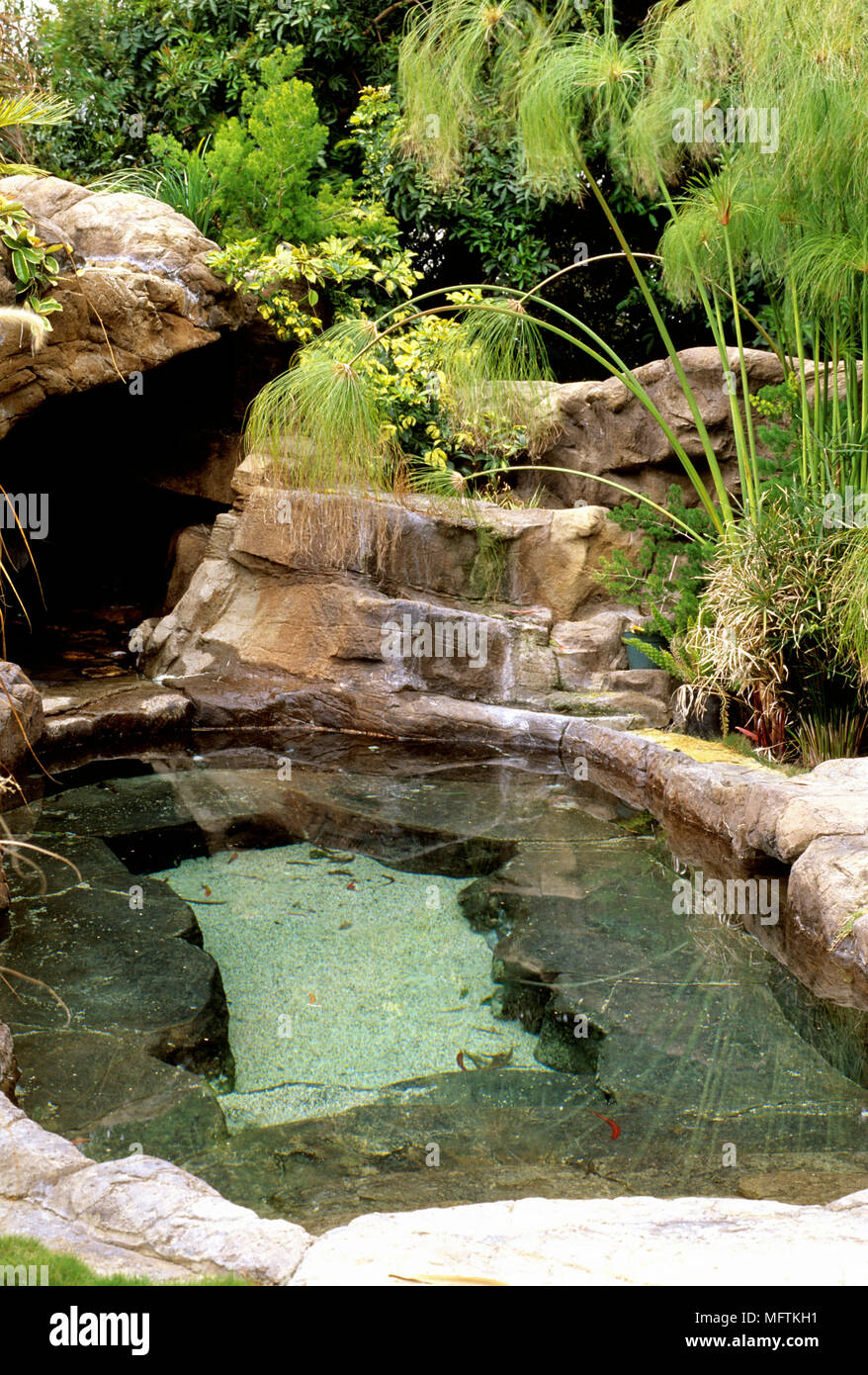 Garten mit Steingarten Teich Stockfotografie Alamy