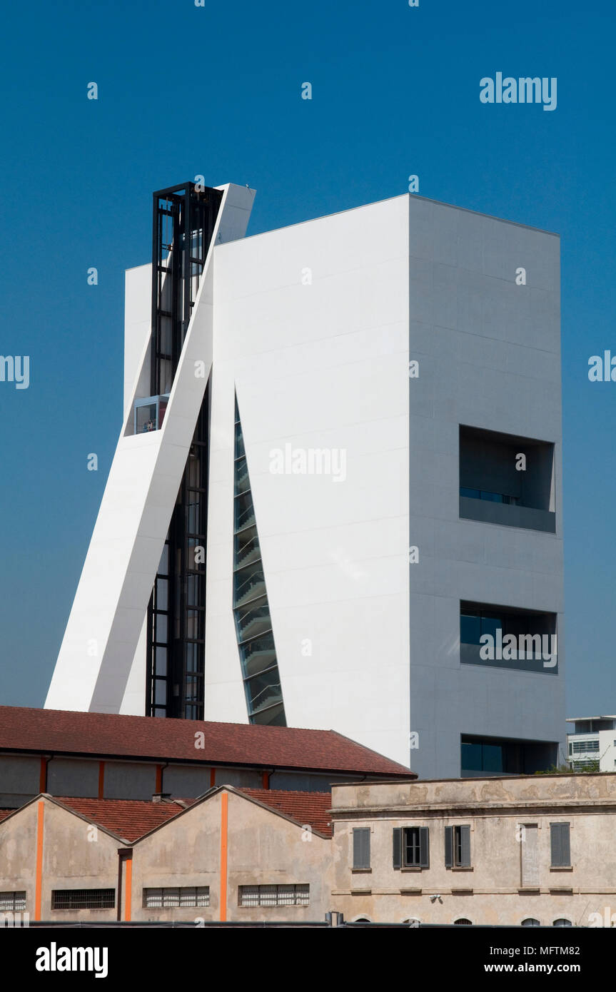 Italien, Lombardei, Mailand, Fondazione Prada Foundation, Detail Turm von  Rem Koolhaas Architekt Stockfotografie - Alamy