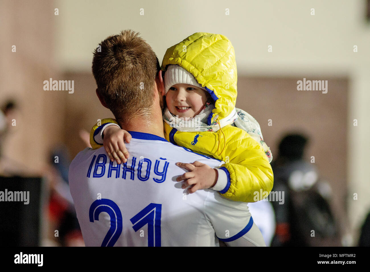 MINSK, Weißrussland - 31. MÄRZ 2018: Fußball-Spieler mit Kid feiern gewinnen, nachdem die Belarussische Premier League Fußballspiel zwischen FC Dynamo Minsk und an der FC FC Torpedo Minsk Stadion. Stockfoto