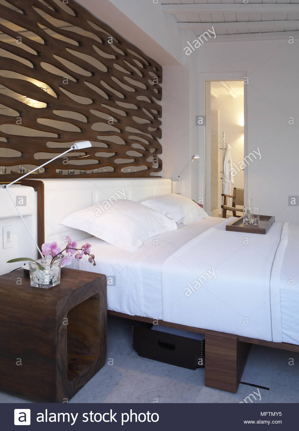 Doppelbett Mit Holz Bildschirm Oben In Der Modernen - 