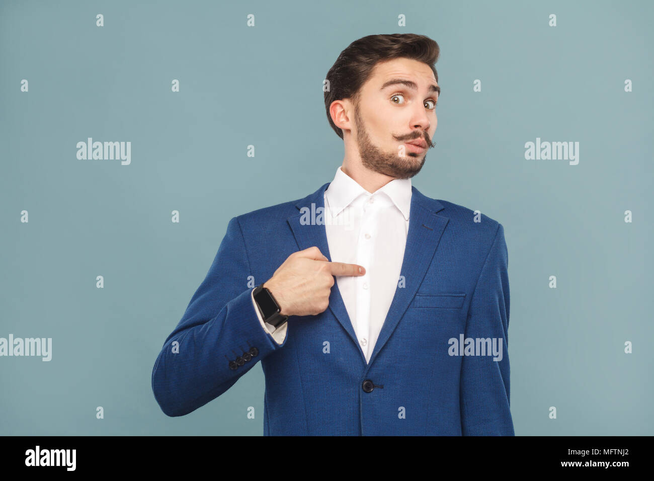 Bin ich Gewinner? Überrascht man Zeigefinger sich. Business Personen Konzept, reich und der Erfolg. Innen-, Studio shot auf hellblauem Hintergrund Stockfoto