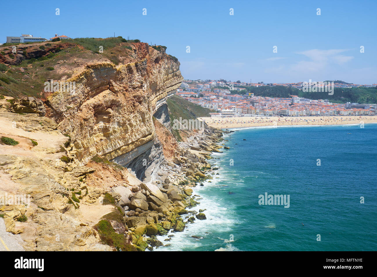 Felsen zwischen Farol De Nazare und Nazare Strand und Stadt. Portugal Stockfoto