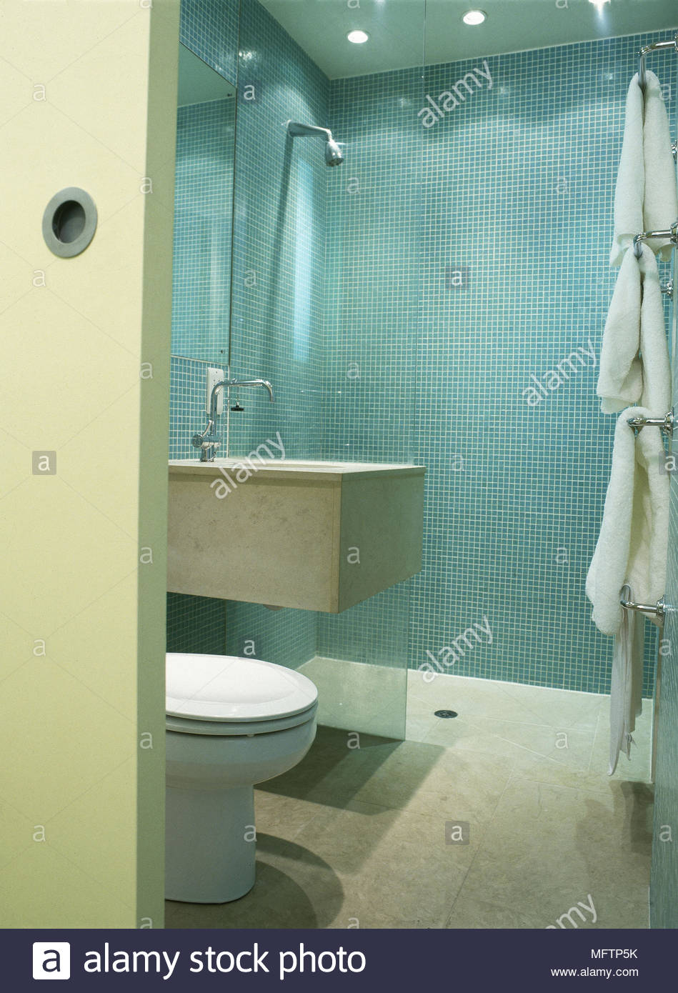 Modernes Badezimmer detail blaue Fliesen Mosaik quadrat Waschbecken ... Modernes Badezimmer detail blaue Fliesen Mosaik quadrat Waschbecken ...