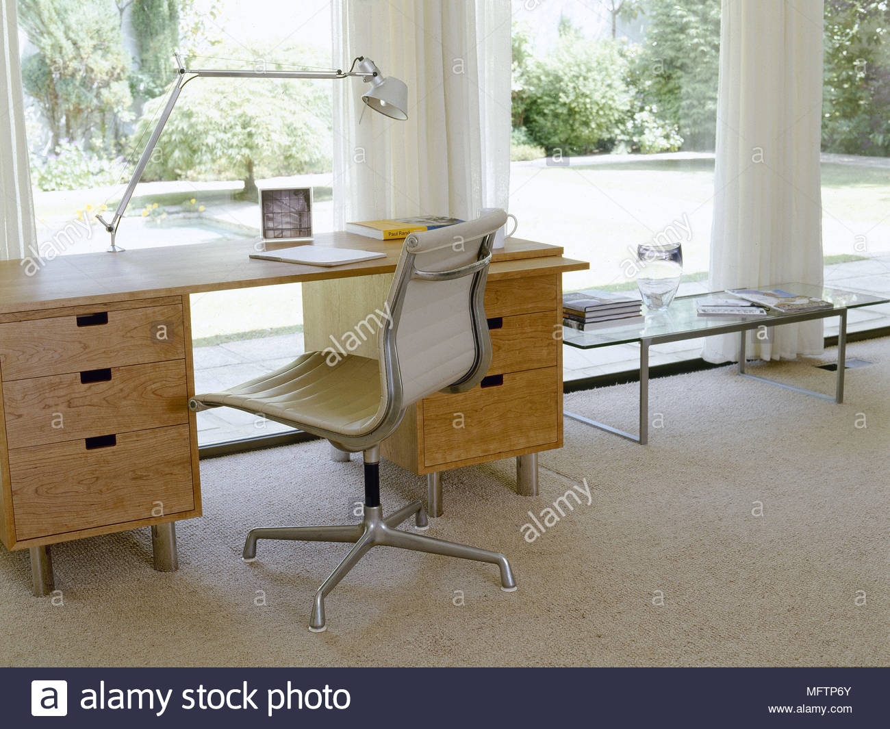 home office glasschreibtisch möbel schreibtisch moderne home office mit einem hellen holz schreibtisch und drehstuhl vor großen sonnigen garten zu windows zurück home office glasschreibtisch möbel schreibtisch moderne home office mit einem hellen holz schreibtisch und drehstuhl vor großen sonnigen garten zu windows zurück
